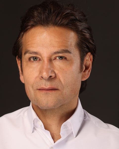 Retrato de Tizoc Arroyo con camisa blanca