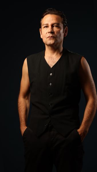 Tizoc Arroyo con chaleco negro